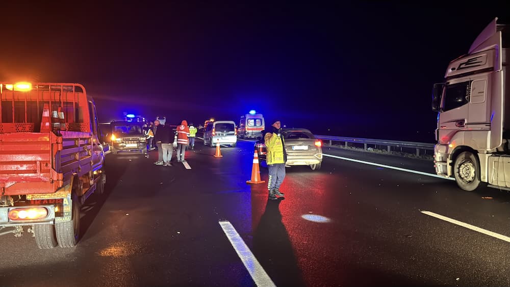 AA 20251215 39982385 39982384 BOLUDA OTOMOBIL ILE HAFIF TICARI ARACIN CARPISTIGI KAZADA 9 KISI YARALANDI (1)