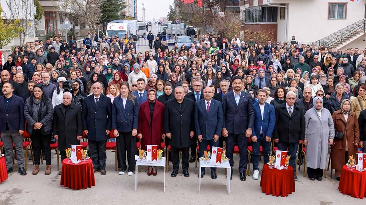Açılışa Yoğun Katılım
Saygı duruşu ve İstiklal Marşı ile başlayan programa; İYİ Parti Genel Başkan Yardımcısı Kadir Ulusoy, Kalecik Belediye Başkanı Satılmış Karakoç, Gençlik ve Spor Bakanlığı Spor Hizmetleri Genel Müdür Yardımcısı, Dünya ve Avrupa Şampiyonu, Olimpiyat Üçüncüsü Milli Güreşçi Yasemin Adar, Türkiye Güreş Federasyonu Başkanı ve Olimpiyat Şampiyonu Taha Akgül Katıldı.
Çeşitli siyasi parti ve sivil toplum kuruluşu temsilcileri, öğretmenler, öğrenciler, sporcular, muhtarlar, meclis üyeleri ve çok sayıda vatandaş da katılım sağladı.