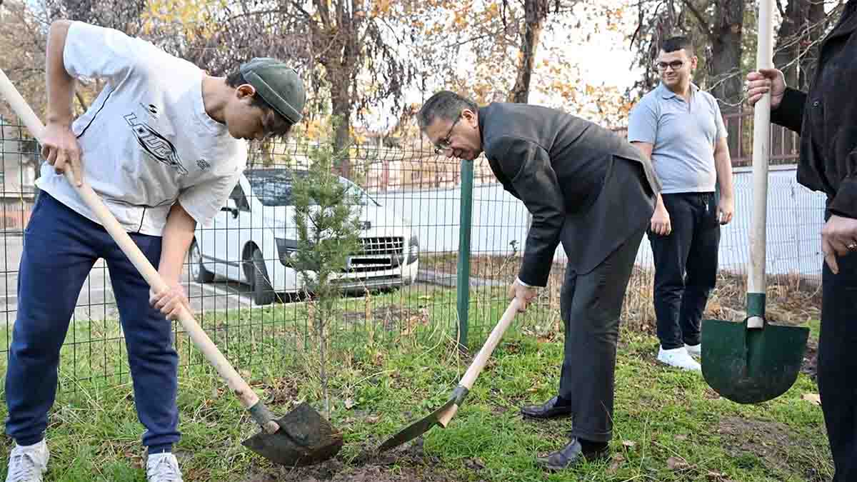 Altındağ'da Fidanlar Sevgiyle Dikildi

Altındağ Belediye Başkanı Dr. Veysel Tiryaki, 3 Aralık etkinlikleri kapsamında önce Kemal Yurtbilir Özel Eğitim Meslek Lisesi'ni ziyaret ederek öğrencilerle bir araya geldi. Sınıfları ve atölyeleri gezdikten sonra okul bahçesinde öğrencilerle birlikte fidan dikimi yapıldı. 

Ardından Engelsiz Yaşam Merkezi'nde düzenlenen mini konser, el sanatları gösterileri ve sohbetlerle gün farkındalık içerikli bir şölene dönüştü. E-KPSS kursiyerlerinden Nurdane Kulaksız, “Bugün bizleri unutmayan herkese teşekkür ederiz” sözleriyle memnuniyetini dile getirdi.