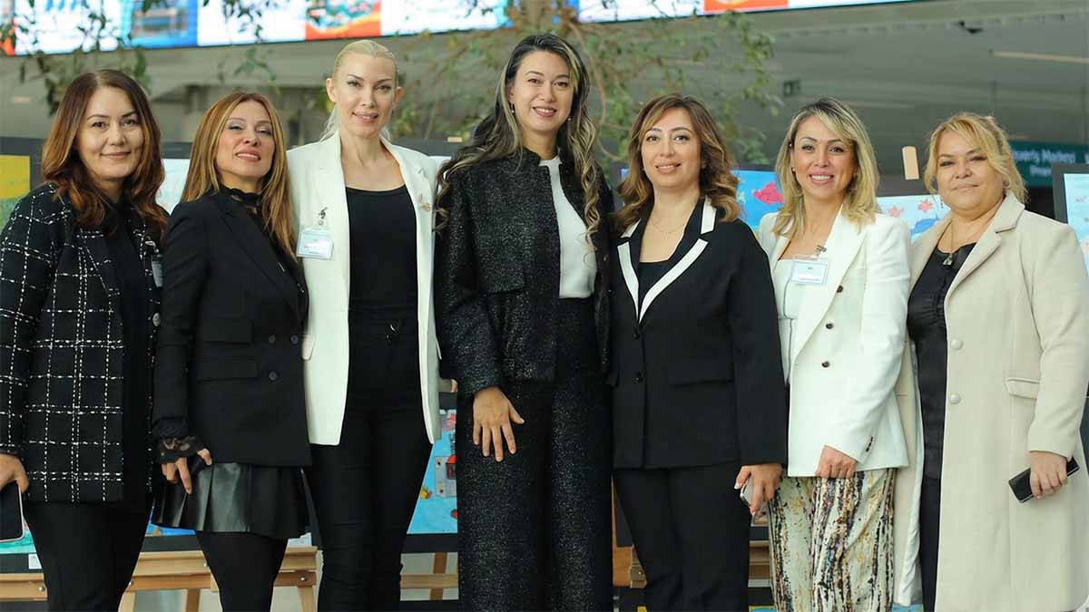 Ankara Gölbaşı'nda Merak Uyandırıyor Ankara Gölbaşı’nda yürütülen özel bir eğitim çalışması kapsamında, Türkiye’nin dört bir yanından özel eğitim öğrencilerinin öğretmenleriyle birlikte hazırladığı eserler toplanıyor; sergi ise Altındağ’da yapılıyor. Öğrencilerin hayal gücüyle şekillenen bu özel sergi, büyük takdir toplarken hayran bırakıyor.