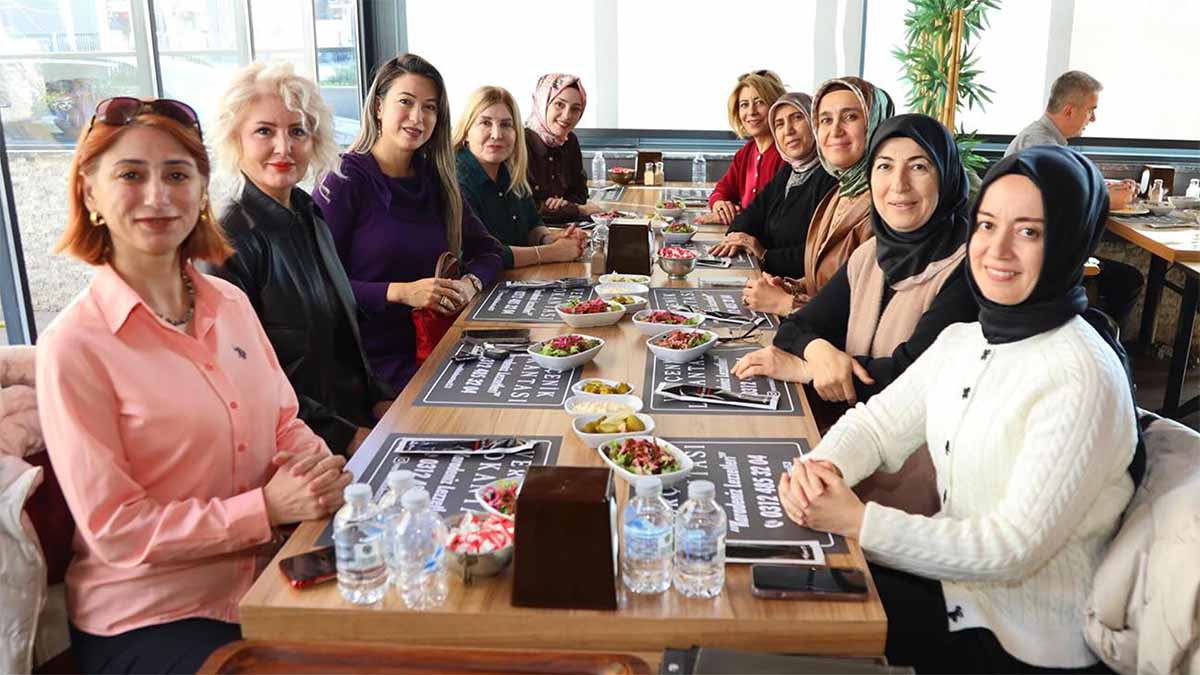 Ankara Gölbaşı’nda Yeni Dönem Başlıyor Ankara Gölbaşı’nda eğitim alanında yeni bir dönem başlıyor. Öğrenci ziyaretleriyle başlayan süreçte öğretmenlerle yapılan görüşmeler dikkat çekerken, eğitim ortamlarının güçlendirilmesine yönelik adımlar da atılıyor.