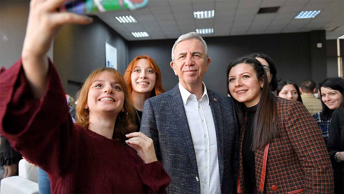 Ankara Yenimahalle, Keçiören ve Altındağ'da Ücretsiz Sunuluyor Ankara’nın Yenimahalle, Keçiören, Altındağ başta olmak üzere toplam 6 ilçesinde kadın öğrencilere ve tüm öğrencilere uzman öğretmenler eşliğinde ücretsiz eğitimler sunuluyor. BELMEK kurslarıyla öğrenme ve üretimi birleştiren bu model, UNESCO tarafından iyi uygulama örneği olarak gösterildi.