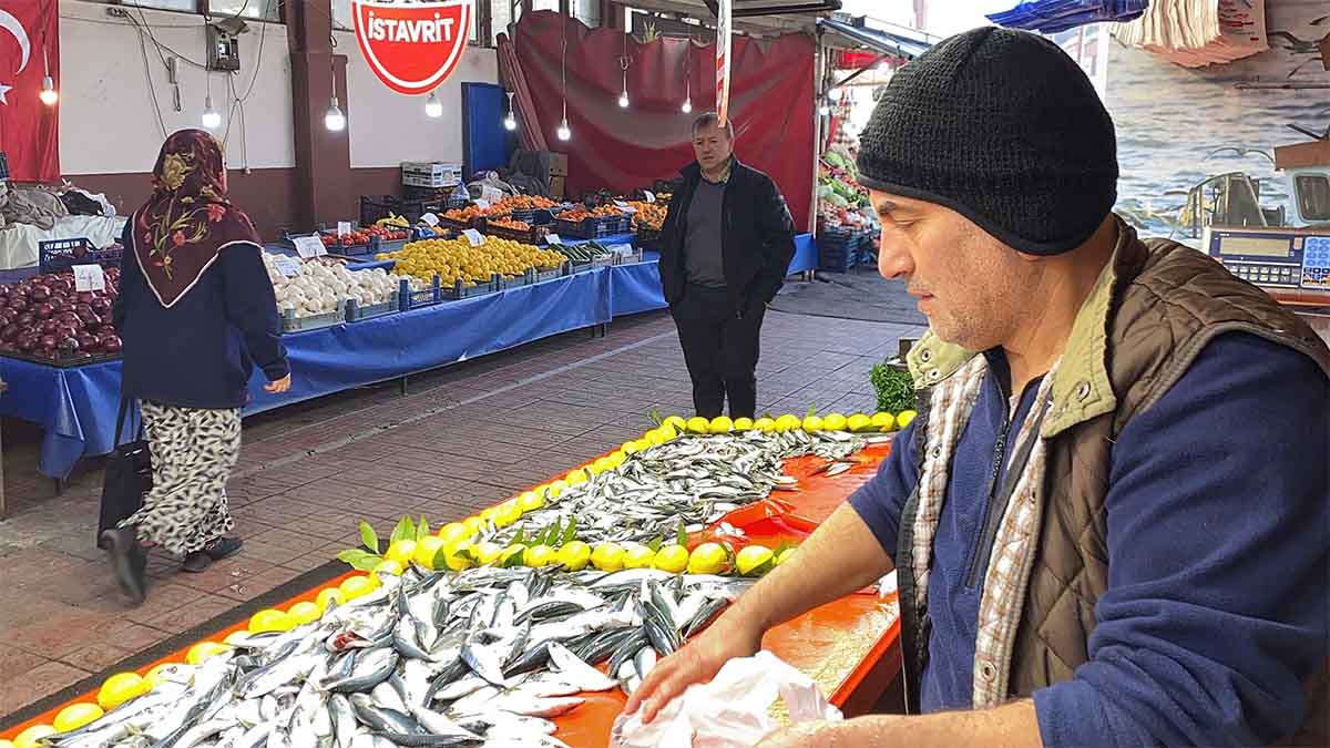 Balıklarda Tazelik Bayatlık Nasıl Anlaşılır?Tecrübeli balıkçı İlhan Başaran, tazelik konusunda yapılan hatalara dikkat çekerek önemli açıklamalarda bulundu. Başaran’a göre, balığın gözüne bakmak tazelik göstergesi değil.