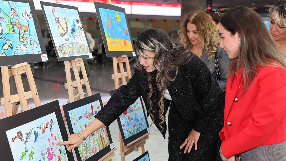 Balıkların EviHalise Arslan Özel Eğitim Okulları tarafından geleneksel hale getirilen “Balıkların Evi” Ulusal Özel Eğitim Resim Yarışması’nda sergilenmeye değer görülen eserler, bu yıl da sanatseverlerle buluştu.Türkiye genelinde 81 ilden özel eğitim öğrencilerinin katılımıyla hazırlanan çalışmalar, Ankara Yüksek Hızlı Tren Garı Sergi Alanı'nda ziyarete açıldı.