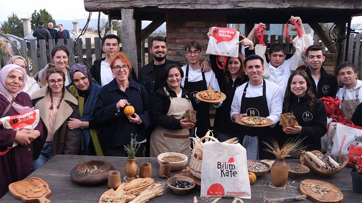 Bolu Mengen’de “Bilim Kafe” Etkinliği Yoğun İlgi Gördü Yükseköğretim Kurulu (YÖK) tarafından toplumla bilimi buluşturmak amacıyla sürdürülen “Bilim Kafe” etkinliklerinin bir durağı da Bolu’nun Mengen ilçesi oldu.