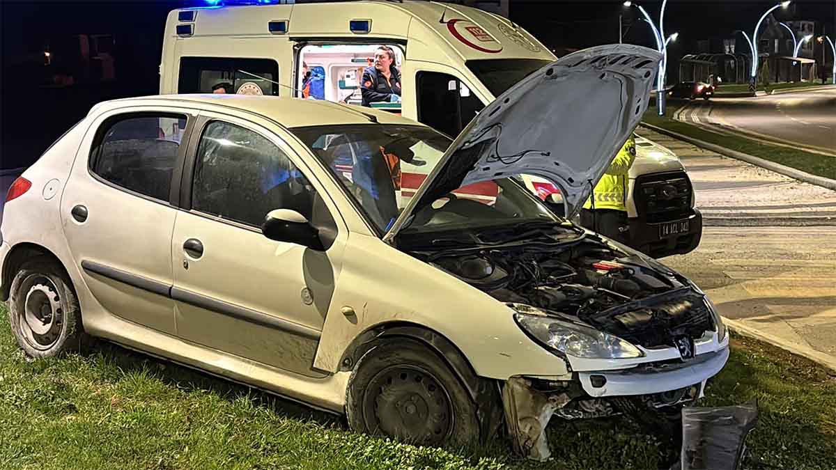Bolu’da Kontrolden Çıkan Otomobil Refüje Çarptı