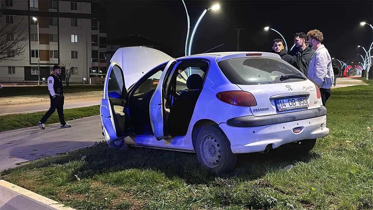 Bolu’da Kontrolden Çıkan Otomobil Refüje Çarptı2