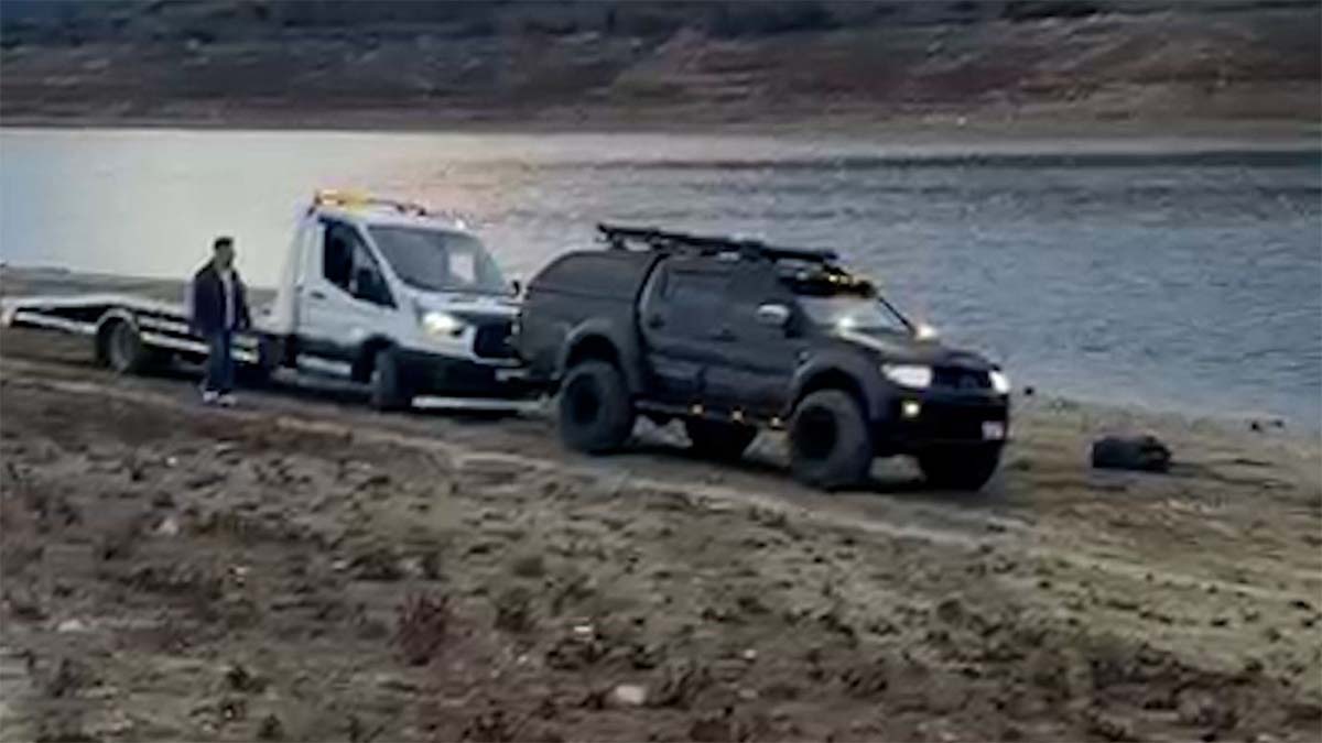 Bolu’da Oto Kurtarıcı Çamura Saplandı, Yardım Pikaptan Geldi