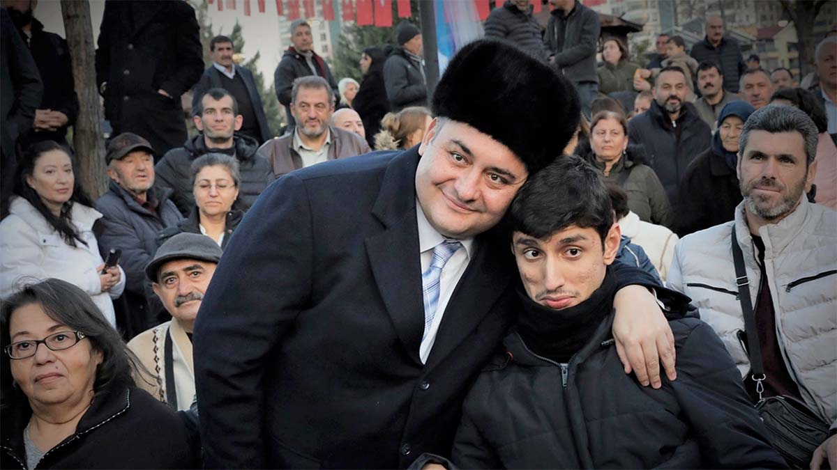 Dayanışma, Empati ve Eğitim Vurgusu

Her dört ilçede de ortak mesaj, empati, eğitim ve dayanışmanın engelleri aşabileceği yönündeydi. Sahneye çıkan her birey, öğrenciler ve öğretmenler birer farkındalık örneği sergiledi. 

Ankara'nın çeşitli noktalarında eş zamanlı olarak gerçekleşen bu etkinlikler, sadece birer gösteri olmanın ötesinde, eğitimin toplumsal dönüşüme katkısını gözler önüne serdi.