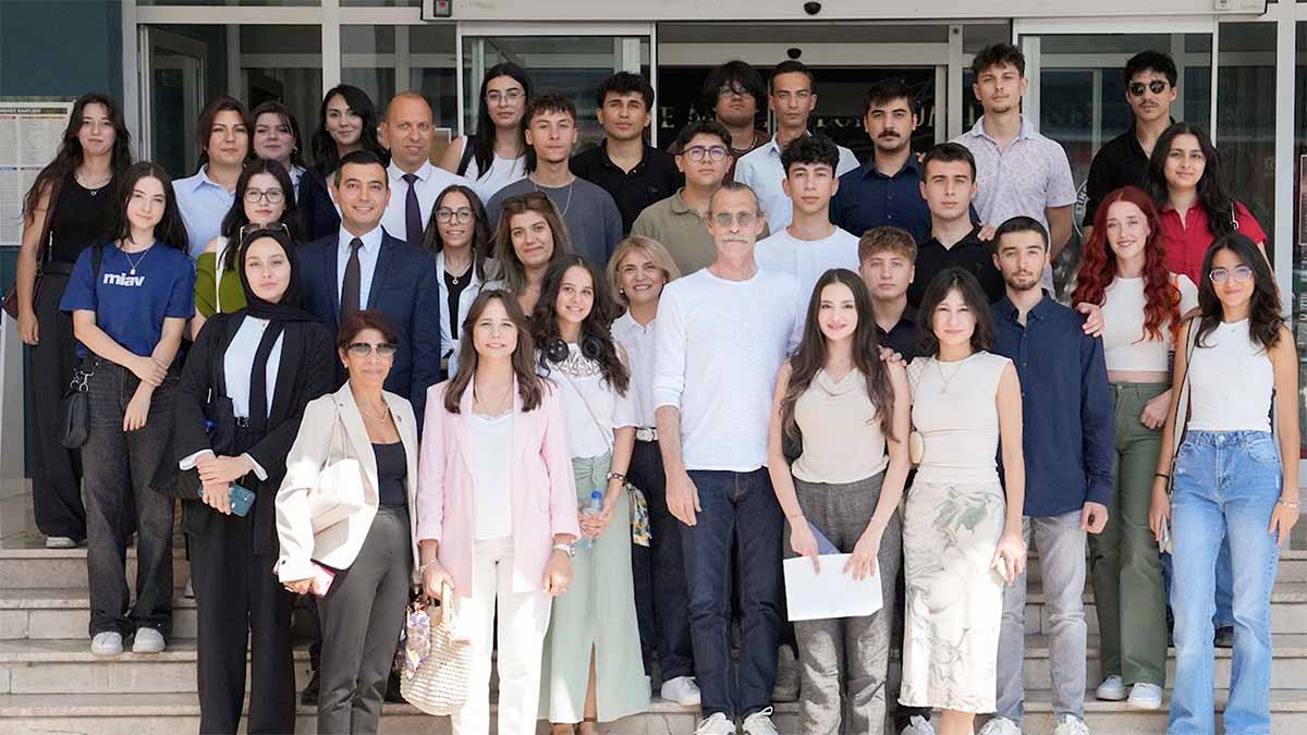 Eğitimde Eşitlik

30 yaş sınırı bulunan kurslar; sınava hazırlanan bireylere hem bilgi düzeyini artıracak hem de motivasyon kazandıracak içeriklerle destek sunacak.

Etimesgut Belediyesi tarafından geliştirilen bu girişim, eğitimde fırsat eşitliği sağlayarak öğrencilere sosyal yaşamda daha güçlü bir yer edinme imkânı sağlıyor.