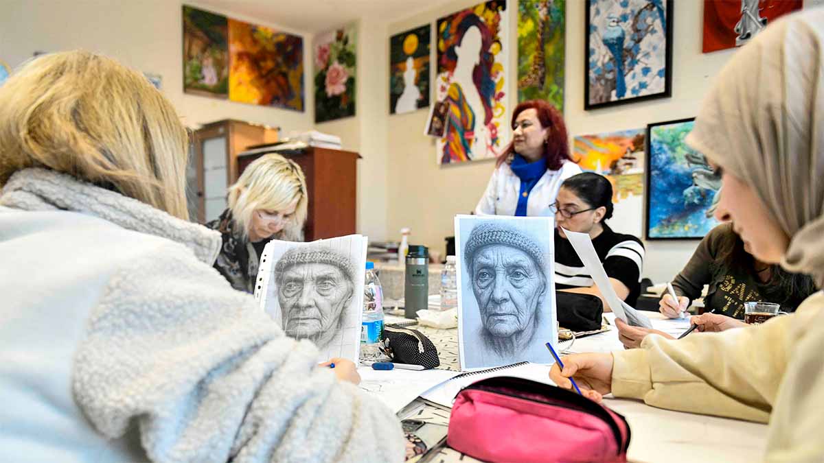 Eğitimde Kapsayıcı ve Yaygın Hizmet Ağı

2024-2025 döneminde 36 bin 756 kadın, BELMEK kurslarından ücretsiz olarak faydalandı. Eğitimler, 20’den fazla merkezde, 30’un üzerinde branşta sürdürülüyor. Katılımcıların ürettiği ürünler, ekonomik değere dönüşüyor.

Ankara’nın farklı bölgelerinde bulunan BELMEK merkezlerinin adres ve iletişim bilgileri şu şekilde: