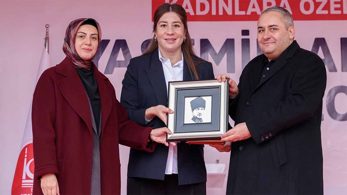 Eğitimle Güçlenen Kadınlar İçin Bir Adım Daha
Program sonunda Belediye Başkanı Mesut Özarslan, Yasemin Adar’a teşekkür plaketi ve Atatürk portresi takdim ederek katkılarından dolayı onurlandırdı.
Ücretsiz eğitim fırsatlarının sunulduğu bu tesis, kadınların hem fiziksel hem sosyal yönden gelişimlerini desteklemeyi amaçlıyor.