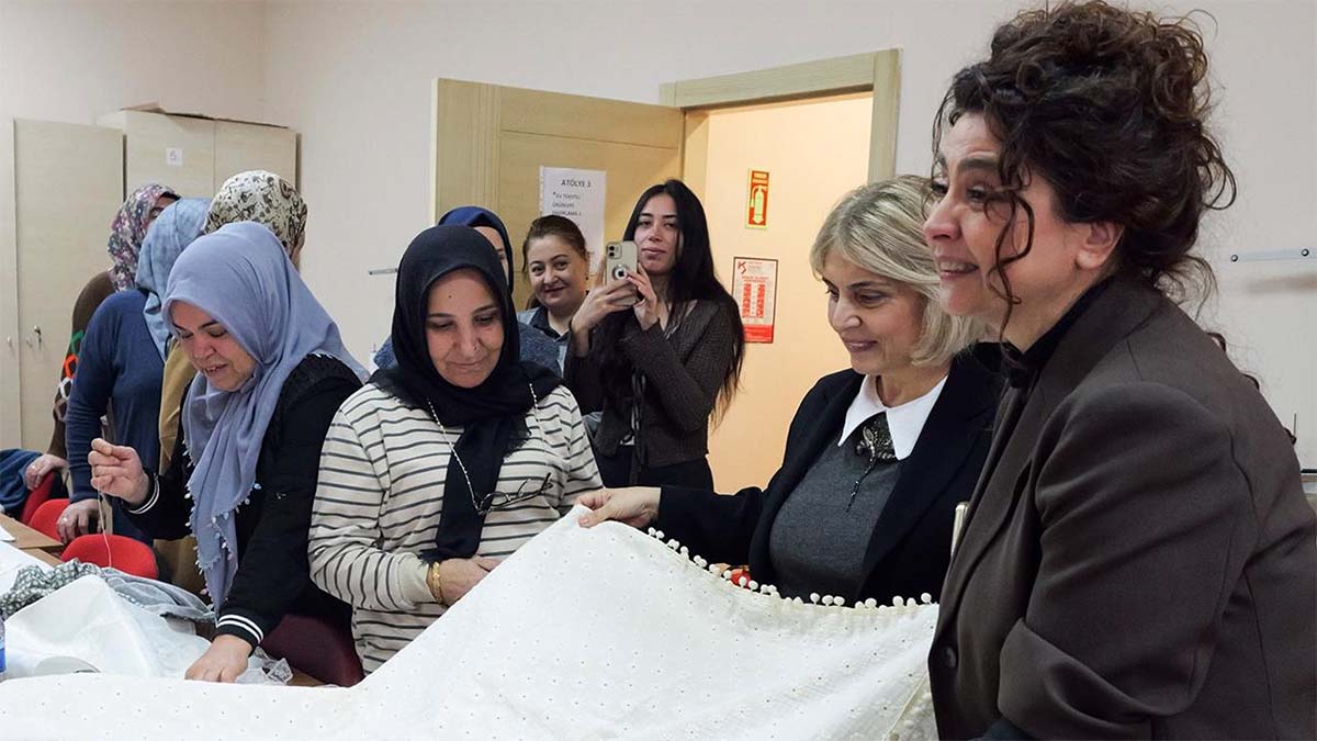 El Emeği Ürünler İlgi GörüyorZiyaret sırasında öğrencilerin hazırladığı el işi ürünler ilgi görüyor. El sanatlarının korunması ve geliştirilmesine yönelik yapılan çalışmalar hakkında bilgi alındı.Eğitimlerin verimliliği, üretim süreci ve sosyal hayata katkısı üzerine değerlendirmelerde bulunuldu. Ayrıca bu ürünlerin sergilenmesi, satışa sunulması ve ekonomik değere dönüşmesi için yeni projeler gündeme geldi.