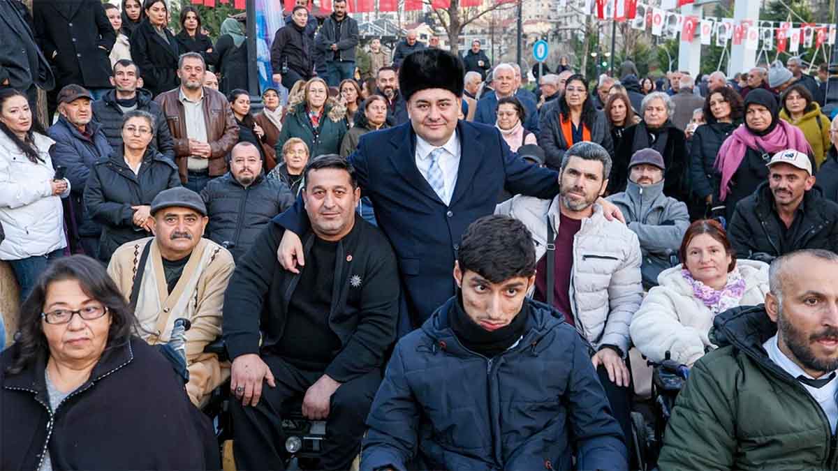Engelsiz Sohbet Evi

Keçiören Belediyesi, Gümüşdere Ihlamur Vadisi’nde kurduğu Engelsiz Sohbet Evi’nin açılışını 3 Aralık’ta gerçekleştirdi. Belediye Başkanı Dr. Mesut Özarslan, konuşmasında “Engelsiz yaşam alanları oluşturmak görevimizdir” dedi. 

Törende federasyon başkanları ve STK temsilcileri de yer aldı. Tesisin engelli bireylerin sosyal yaşama güçlü katılımı için önemli bir adım olduğu vurgulandı.