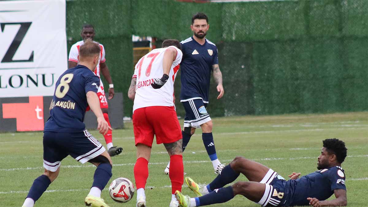 Erzurumspor Direnemedi
Konuk ekip Erzurumspor’da teknik direktör Serkan Özbalta, ikinci yarıya iki değişiklikle başlasa da oyunun kontrolünü eline almakta zorlandı.
Erzurum temsilcisi, rakip kalede net pozisyon üretmekte etkisiz kalınca sahadan puansız ayrıldı.