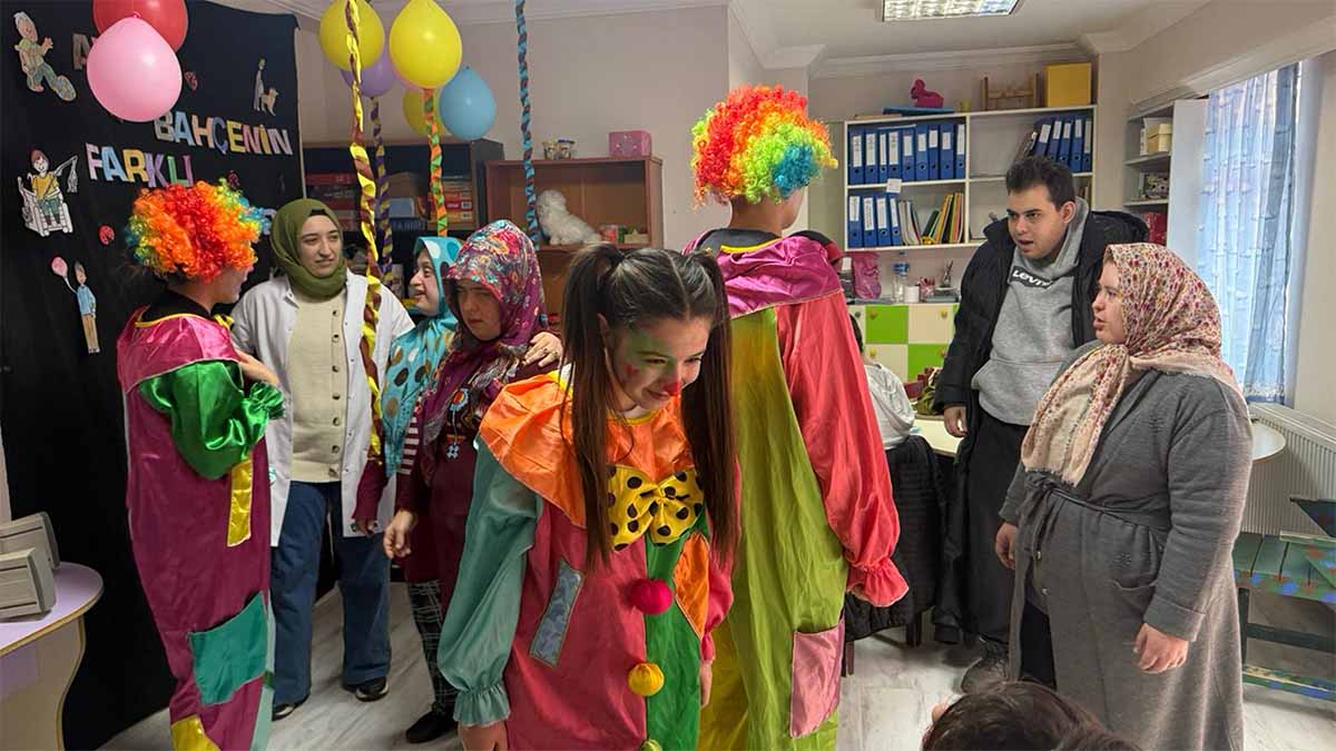 Gerede'de Üniversiteli Kızlar Takdir Topladı!4