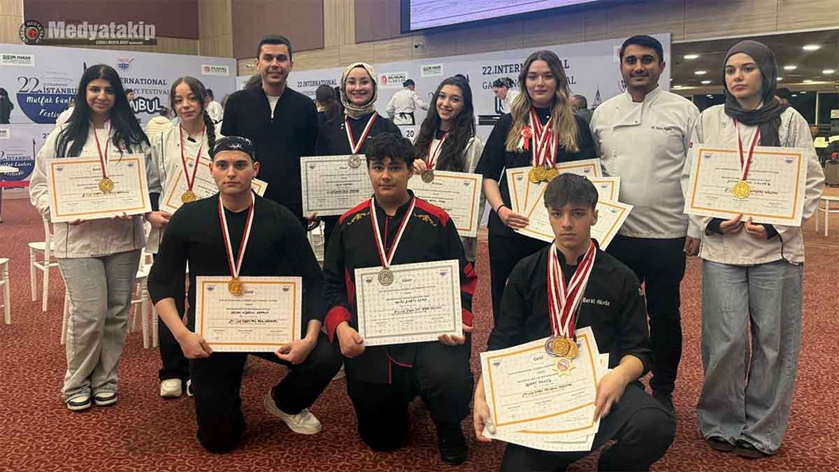 Gerede'nin Gençlerinden Büyük Başarı2Gerede Aşçılık Lisesi öğrencileri, farklı kategorilerde yarışarak toplam 13 madalya kazanmayı başardı. Öğrenciler yarışmalarda 9 altın, 3 gümüş ve 1 bronz madalya elde etti.