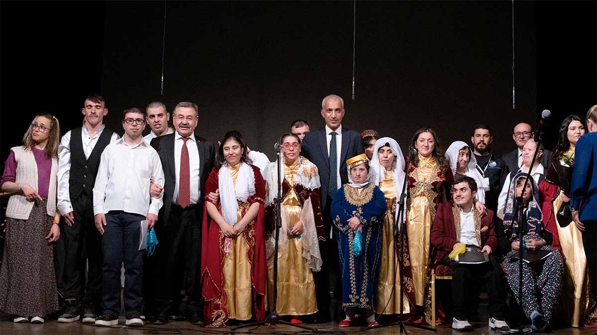 Gölbaşı'nda UYUM Öğrencileri Alkış Topladı

Gölbaşı Belediyesi'ne bağlı Umutlu Yaşam Uygulama Merkezi (UYUM) öğrencileri, Mehmet Akif Ersoy Kongre ve Kültür Merkezi'nde "Benim Farkıma Var!" sloganıyla unutulmaz bir gösteri gerçekleştirdi.

Gölbaşı Kaymakamı Erol Rüstemoğlu ve Belediye Başkanı Yakup Odabaşı'nın da katıldığı programda tiyatro, koro ve halk oyunları sahnelendi. Sahnedeki performanslar zaman zaman duygulandırırken, zaman zaman salonda alkış fırtınası estirdi. Ayrıca UYUM öğrencilerinin yıl boyunca yaptığı el emeği ürünler sergilendi. 