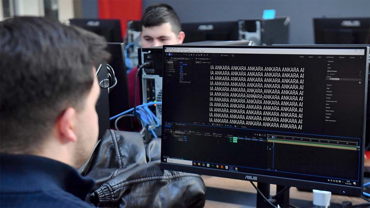 Güncel ve Uygulamalı EğitimlerBir öğrenci bilgisayar başında adobe premiere kurgu programında Ankara yazısını hareketlendiriyor.