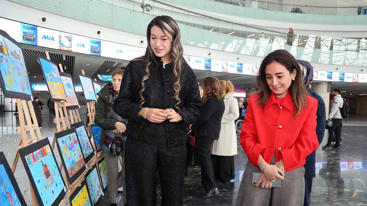 Hayal Güçleri Başkentte YankılandıDünya Engelliler Günü kapsamında düzenlenen sergide, özel gereksinimli öğrencilerin iç dünyasını ve hayal gücünü yansıtan birbirinden renkli resimler yer aldı.Ziyaretçiler, sergide yer alan eserler sayesinde özel eğitim öğrencilerinin sanatsal yeteneklerine ve özgün bakış açılarına yakından tanıklık etti.