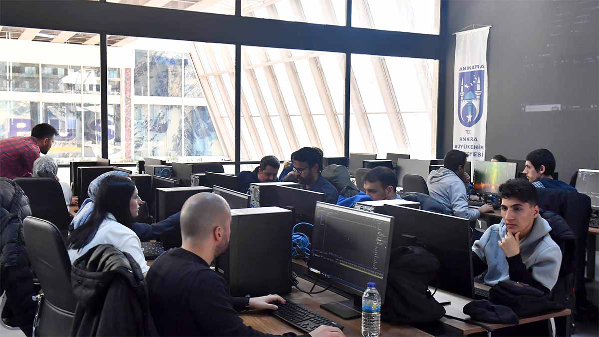 Herkes İçin Erişilebilir EğitimHer yaştan öğrenci toplu şekilde bilgisayar başında uygulamalı eğitim görüyor.