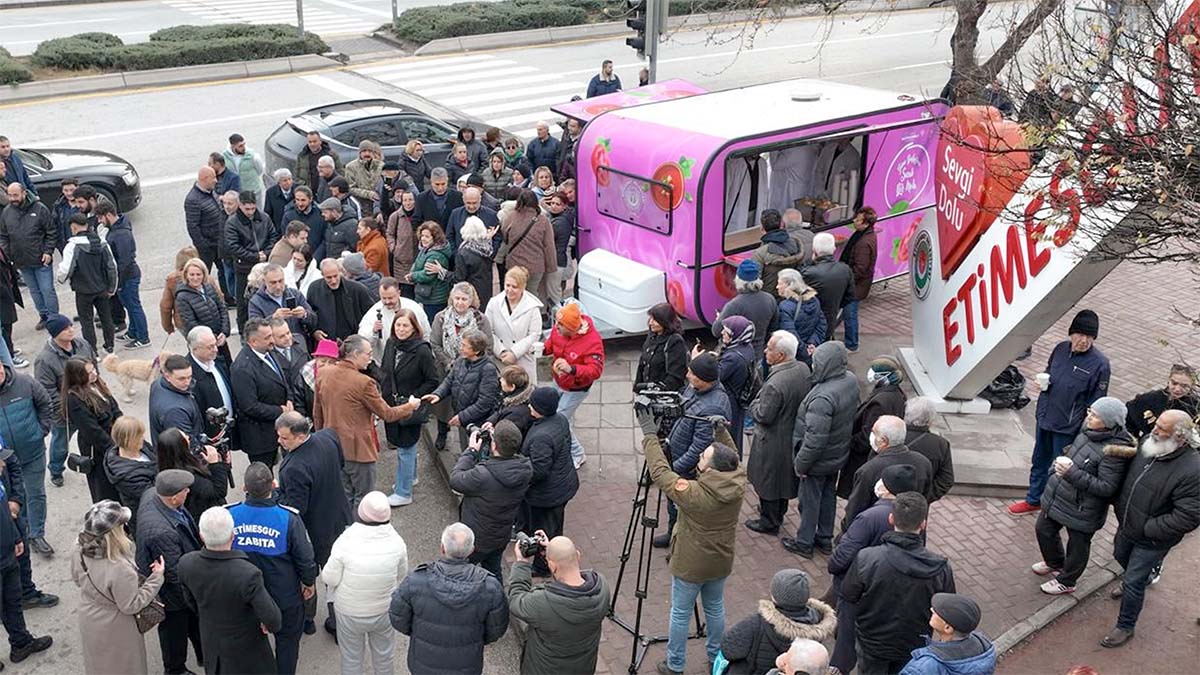 İkram Karavanı İlgi GörüyorEstetik tasarımı ve işlevsel donanımıyla dikkat çeken ikram karavanı, kısa sürede çok sayıda vatandaşa hizmet verebilecek kapasiteye sahip.Renkli yapısıyla sosyal dayanışma kültürünü yansıtan uygulama, Etimesgut’un sosyal belediyecilik hizmetleri arasında öne çıkıyor.