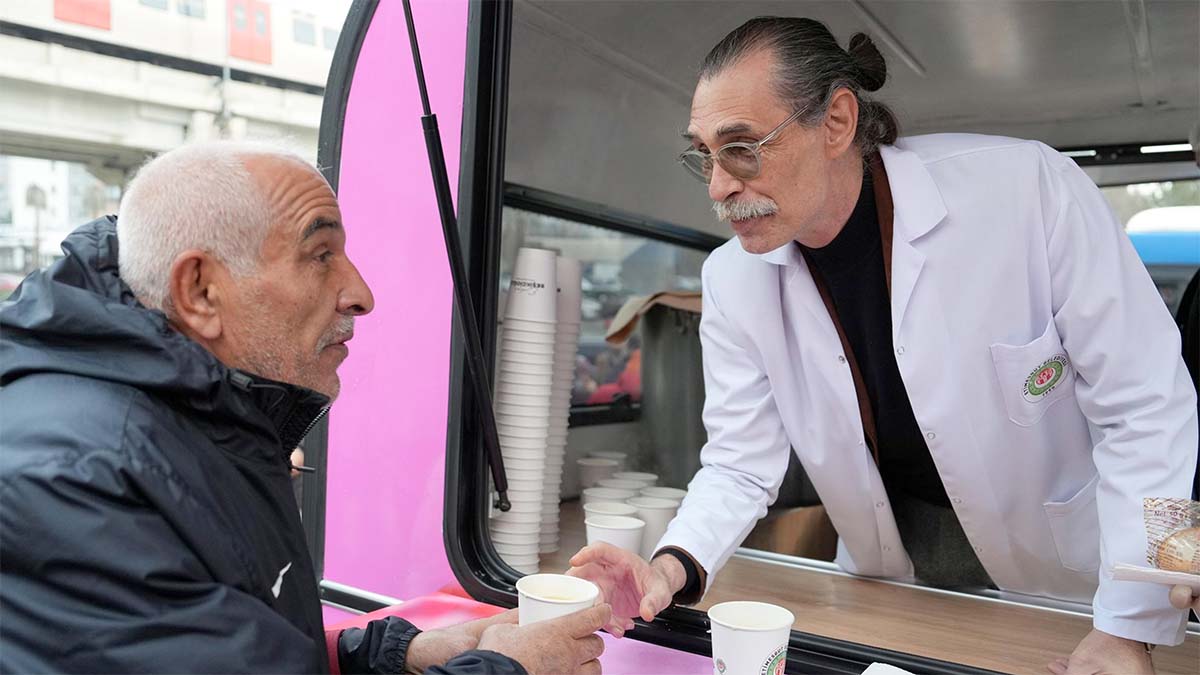 İlk Çorbayı Kendi Elleriyle DağıttıErdal Beşikçioğlu vatandaşa gülümseyerek çorba veriyor.