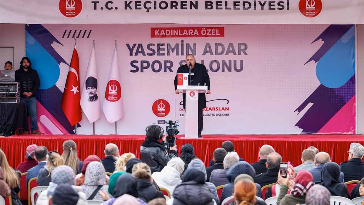 Kadınlara Yeni Bir Alan Sağlandı
Açılış konuşmasında salonun isminden dolayı gurur duyduğunu belirten Keçiören Belediye Başkanı Dr. Mesut Özarslan, “Bugün, büyük bir onur ve gururla ismini verdiğimiz Yasemin Adar Spor Salonu`nu kapsamlı yenileme çalışmaları ile mahallemize kazandırıyoruz. Bu ismin, taşıdığı maneviyat ve değerle bu tesise çok yakıştığına, ilham vereceğine yürekten inanıyoruz.” ifadelerini kullandı.
Sözlerine kadınların eğitim ve sporla güçlenmesine dikkat çekerek devam eden Özarslan, “Yasemin Adar, Türk bayrağını gururla göklere taşıyarak bizlere milli ve manevi duygular yaşatmıştır. Aynı ruhla bu spor merkezi de kadınlarımıza güç, gençlerimize ilham olacaktır. Bizim derdimiz; söz verdiğimiz gibi, halkımıza baş olmak değil, hizmetkâr olmaktır.” dedi.