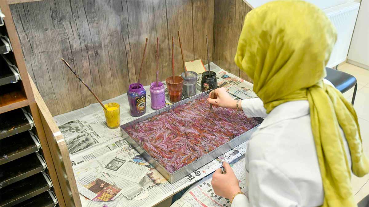 Kadınların Güçlenmesini Amaçlayan Eğitim Modeli

BELMEK yapılanmasının bu başarıdaki rolü büyük. 2019’da başlatılan modelle sadece mesleki beceriler değil, aynı zamanda istihdama doğrudan katkı sağlayan bir sistem kuruldu. Bu çerçevede kurulan Başkent Kadın Girişimi Kooperatifi, 2 bin 100 kadının ekonomik gelir elde etmesini sağladı.

BELMEK, öğrenme sürecini üretimle bütünleştiren yaklaşımı sayesinde, UNESCO tarafından “öğrenmeden istihdama geçişi destekleyen yerel model” olarak tanımlandı.