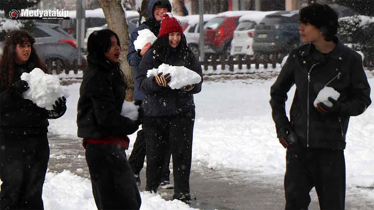 Kar Yağışı Kentte Hayatı Renklendirdi