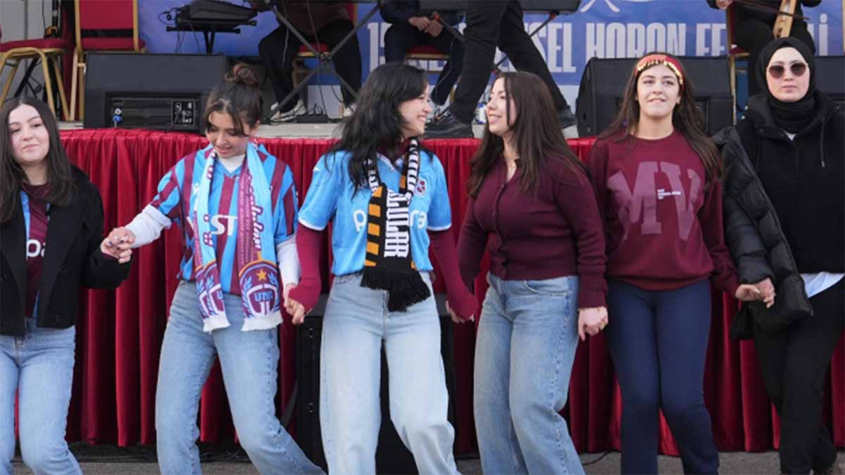 Kültürel Etkinlikler Devam EdiyorKeçiören Belediyesi’nin üniversiteli öğrencilere yönelik gerçekleştirdiği bu tür sosyal etkinlikler, eğitim süreçlerini destekleyici rol oynuyor.Gençlerin okul dışı zamanlarda katıldığı bu organizasyonlar, bireysel gelişimi ve kültürel farkındalığı artırıyor.