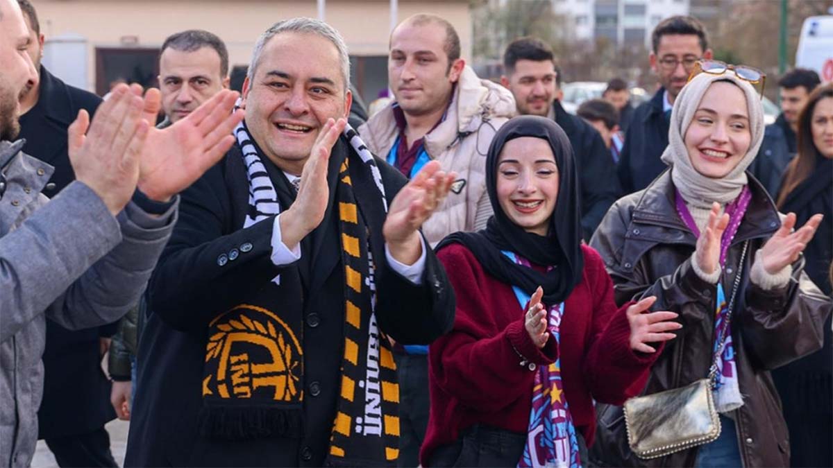 Ankara Keçiören'de Yoğun İlgi Görüyor Ankara Keçiören’de üniversiteli öğrencilerin katıldığı horon festivali, gençlerin kültürel ve sosyal eğitimine katkı sunuyor. Gençlere yönelik etkinlikler yoğun ilgi görüyor.