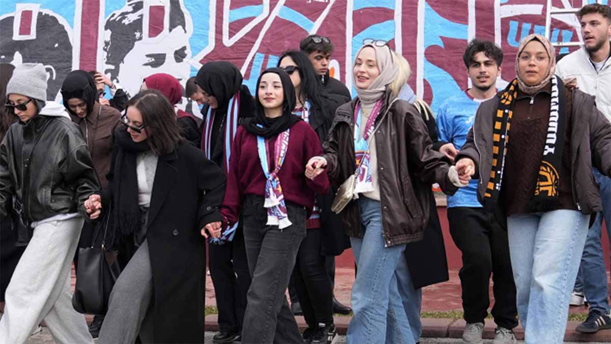 Öğrenciler Moral BulduKaradeniz ezgileri eşliğinde horon oynayan gençler, soğuk havaya rağmen festival alanını doldurdu. Müzik ve kültürle iç içe geçen festival, üniversiteli öğrenciler için hem moral kaynağı hem de sosyal eğitim ortamı sundu.Etkinlik, öğrenciler arasında kaynaşmayı ve ortak değerler etrafında buluşmayı sağladı.