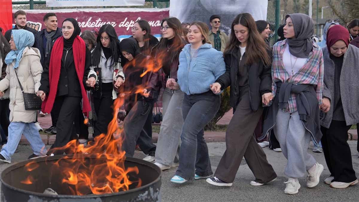 Öğrencilerden Başkan Özarslan’a TeşekkürEtkinliğe katılan öğrenciler ve Başkent Trabzon Dernekler Federasyonu yetkilileri, öğrencilere böyle bir fırsat sunulmasından duydukları memnuniyeti dile getirdi.Gençler, Keçiören Belediyesi’nin eğitim destekli sosyal projelerini takdir ettiklerini belirterek Başkan Özarslan’a teşekkür etti.