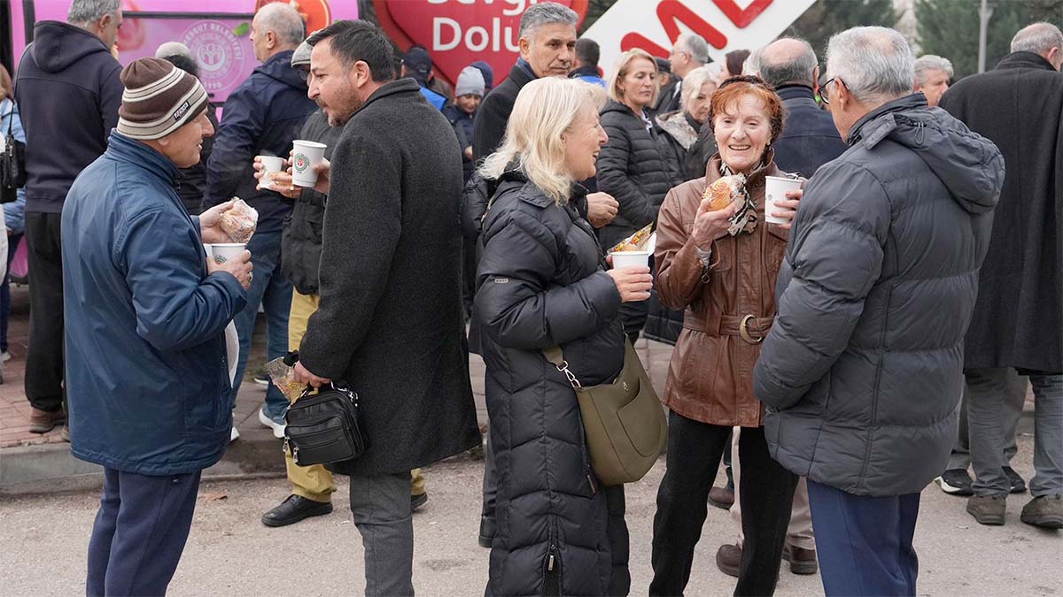 Öğrencilere Çorba DağıtımıEllerinde ekmekler ve çorbalarla sohbet eden öğrenciler, öğretmenler vatandaşlar.