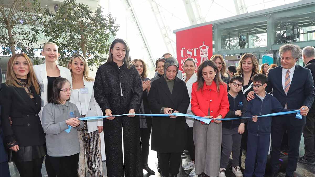 Protokol Katılımıyla Açılış GerçekleştirildiSerginin açılış programına; Özel Eğitim ve Rehberlik Hizmetleri Genel Müdürlüğü Programlar ve Öğretim Materyalleri Daire Başkanı Meryem Kabataş, İlçe Milli Eğitim Müdürü Serap Yılmaz, Gazi Üniversitesi Özel Eğitim Öğretmenliği Bölümü’nden Prof. Dr. Banu Altunay, okul yöneticileri, öğretmenler ve öğrenciler katıldı.Sergi açılışının ardından İlçe Milli Eğitim Müdürü Serap Yılmaz, Halise Arslan Özel Eğitim Okulları Müdürü Ali Kaptanoğlu’na, etkinliğe katkılarından dolayı başarı belgesi takdim etti.