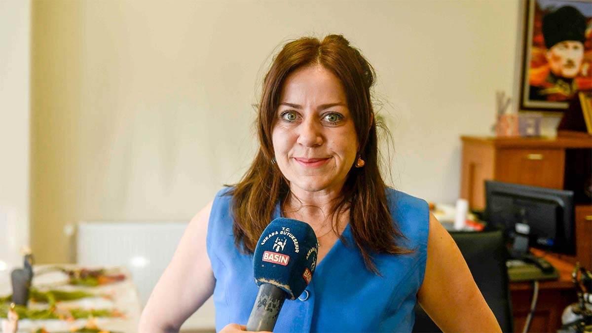 Şenay Yılmaz

ABB Projeler Şube Müdürü Şenay Yılmaz, BELMEK’lerin artık yalnızca hobi edinme merkezleri olmadığını belirtti. Yılmaz, kursiyerlerin doğrudan gelir elde edebildiği kooperatif modeli sayesinde, BELMEK’lerin istihdama geçiş sürecinde etkili bir yapı haline geldiğini vurguladı.

“Bu mücadele sonunda da Başkent Kadın Kooperatifi kuruldu. BELMEK’lerde eğitim alan 2 binin üzerinde kadın bu kooperatifte doğrudan gelir elde edip ekonomik hayata dâhil olduğu bir modele geçti. Bu yönüyle de model UNESCO tarafından iyi uygulama örneği olarak seçildi.”