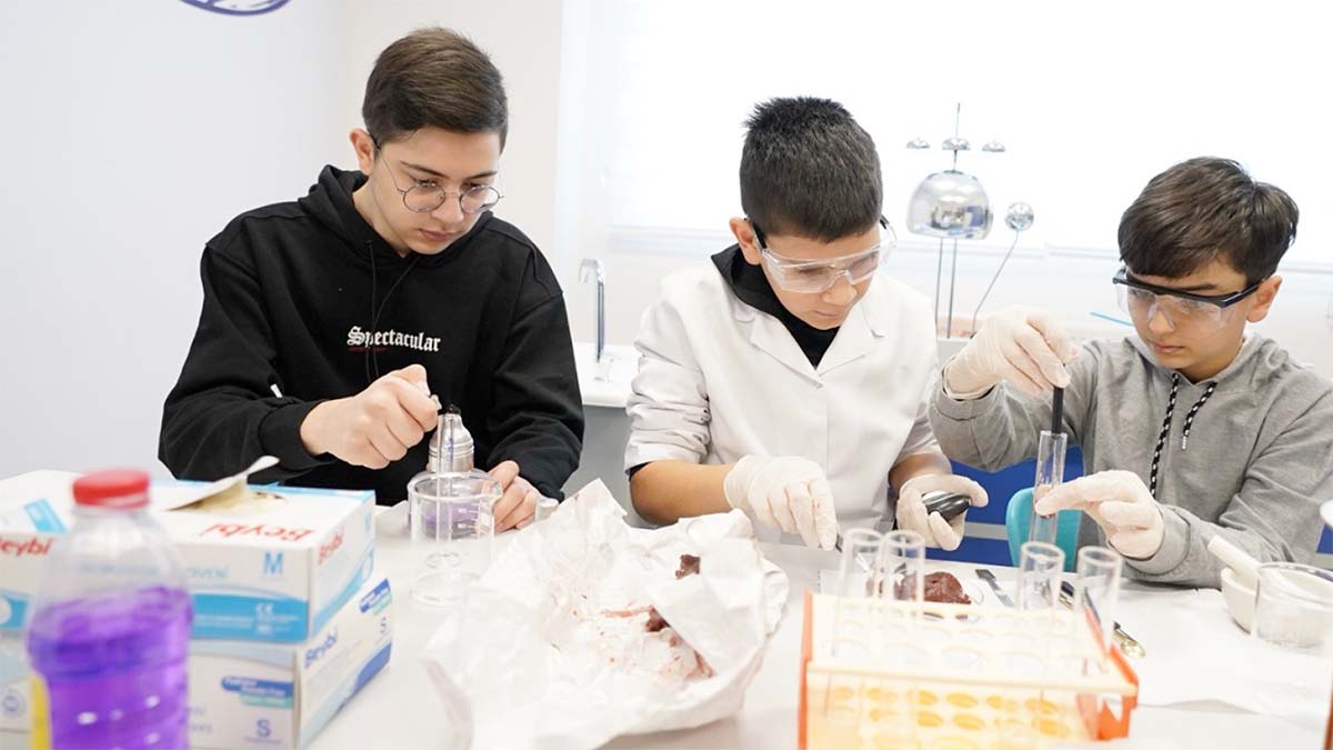 Tanılama Ve Kayıt SüreciBİLSEM’e öğrenci alım sürecinde; okullarda öğretmenler tarafından yapılan gözlemlerle aday gösterme, grup tarama uygulaması ve sonuçlara göre bireysel inceleme aşamaları yer alıyor. Görsel sanatlar ve müzik alanında aday gösterilen öğrenciler için de alan bazlı bireysel değerlendirme süreçleri uygulanıyor.Kayıt işlemlerinin Eylül ayının ilk haftası içinde yapıldığı, programlara devam zorunluluğu bulunduğu ve devamsızlık süresinin eğitim süresinin belirli bir oranını aşmaması gerektiği bilgileri de paylaşılıyor.