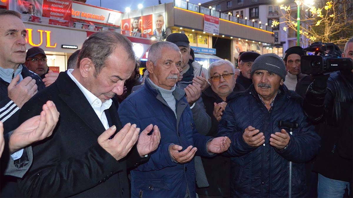Tanju Özcan Helallik Bolu Belediye Başkanı Tanju Özcan, kutsal topraklara gitmek üzere Bolu Belediyesi önünde düzenlenen programla uğurlandı. Törene onlarca vatandaş katılırken, uğurlama esnasında dualar edildi.