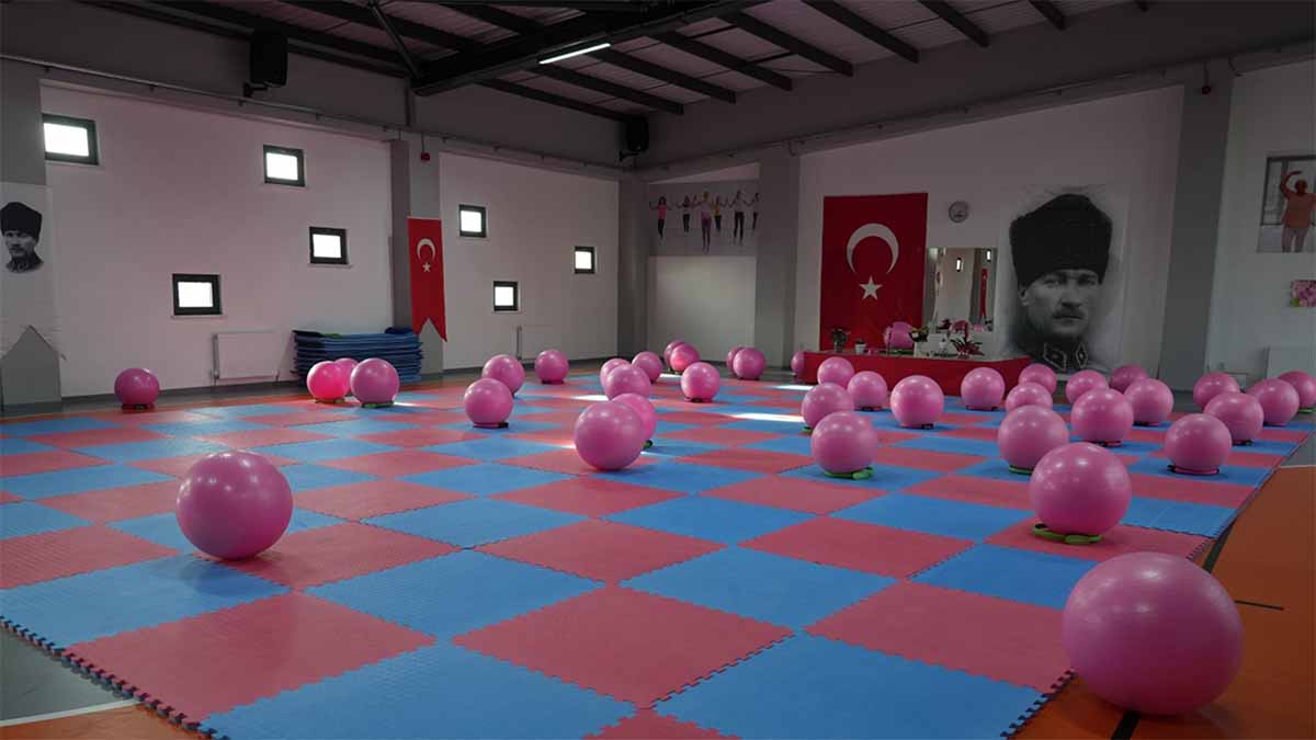 Ücretsiz Spor Eğitimi ve Güvenli Ortam
Kafkas Mahallesi’nde yer alan Yasemin Adar Spor Salonu, kadınlara ve kız çocuklarına özel olarak modern ekipmanlarla hazırlandı. Uzman antrenörler eşliğinde pilates, zumba ve taekwondo gibi branşlarda kadınlara; karate, taekwondo ve judo gibi alanlarda ise kız öğrencilere ücretsiz spor eğitimi verilecek. Ayrıca sağlık personeli gözetiminde sürdürülecek programlarla sporcuların güvenli ortamda eğitim alması sağlanacak.
Tesisin kadınların eğitim ve sporla buluşmasına büyük katkı sunduğunu ifade eden mahalle sakinleri, “Başkanımızdan Allah razı olsun, bütün kadınlar için güzel bir spor merkezi oldu.” diyerek memnuniyetlerini dile getirdi.