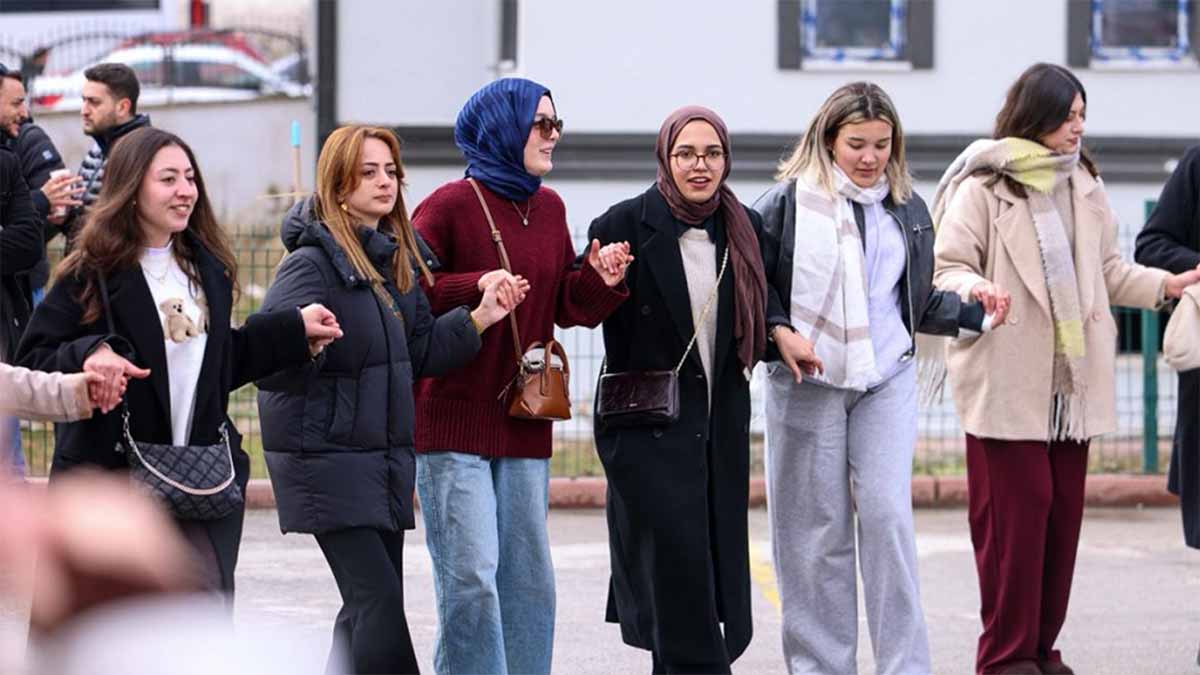 Üniversite öğrencileri horon tepiyorKeçiören Belediyesi’nin ev sahipliğinde, Başkent Trabzon Dernekler Federasyonu tarafından Bağlum Kösrelik Mesire Alanı’nda düzenlenen horon festivali, gençlerin eğitim hayatına renk kattı.Üniversite öğrencilerinin çoğunlukta olduğu etkinlik, hem kültürel hem de sosyal yönden keyifli anlar yaşattı.