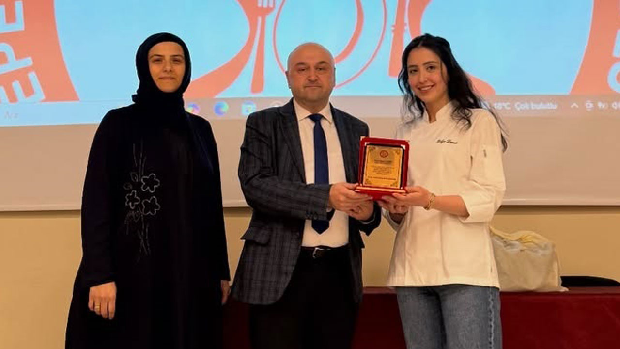 Ünlü Girişimci Gerede'de Öğrencilerle Buluştu, Bilgenur Demir Plaket