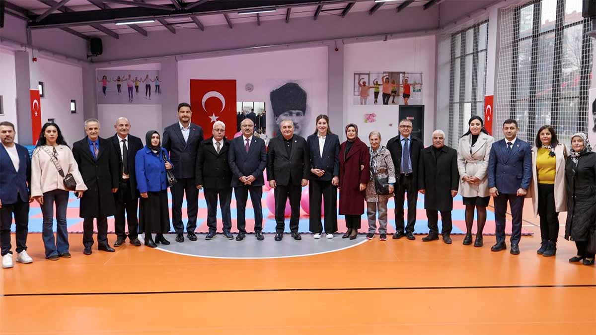Yasemin Adar Spor Salonu
Keçiören Belediyesi tarafından kapsamlı şekilde yenilenen Yasemin Adar Spor Salonu, 5 Aralık Dünya Kadın Hakları Günü’nde düzenlenen törenle hizmete açıldı.
Kadınların ve kız öğrencilerin spora erişimini artırmayı hedefleyen tesis, ücretsiz spor eğitimi sunmasıyla dikkat çekiyor. Açılış programı Keçiören Belediye Başkanı Dr. Mesut Özarslan ve eşi Filiz Özarslan’ın ev sahipliğinde gerçekleştirildi.