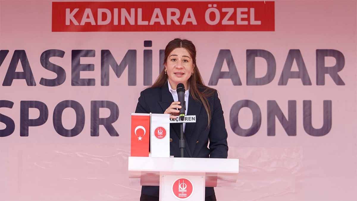 Yasemin Adar
Kadın sporcular için önemli bir örnek olan Yasemin Adar, eğitim odaklı bu yatırımı anlamlı bulduğunu belirterek, “Keçiören Belediyesi tarafından kadınlara özel Yasemin Adar Spor Salonu`nun faaliyete geçtiği bu anlamlı günde sizlerle bir arada olmaktan büyük onur duyuyorum. Adımı taşıyan bu tesisin, kadınların sporla buluşmasına yönelik önemli bir yatırım olarak ilçemize kazandırılması benim için ayrı bir gurur kaynağıdır."
"Bu spor salonunun hayata geçirilmesine öncülük eden; kadınların spora erişimini artırma konusundaki güçlü iradesi ve desteklerinden dolayı Keçiören Belediye Başkanımız Sayın Dr. Mesut Özarslan’a ve emeği geçen herkese teşekkürlerimi sunuyorum. Spor hayatım boyunca elde ettiğim başarıların temelinde, kadınlara imkân sunulduğunda her alanda büyük başarılara ulaşabileceklerine olan inancım yer almaktadır. Bu tesisin de aynı inanç doğrultusunda birçok kadının gelişimine katkı sağlayacağına yürekten inanıyorum. Kadınlara özel olarak tasarlanan bu spor salonunun Keçiören’e hayırlı olmasını diliyorum" sözlerini dile getirdi.