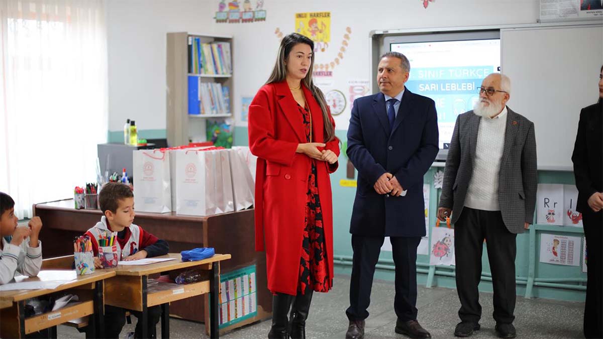 Yurtbeyi İlkokulu

Bir diğer ziyarette ise Gölbaşı Kaymakamı Erol Rüstemoğlu, İlçe Milli Eğitim Müdürü Serap Yılmaz, Şube Müdürü Uğur Çınar ve Mahalle Muhtarı Ercan Aşkın, Yurtbeyi İlkokulunu ziyaret ederek sınıfları dolaştı; öğrencilerle yakından ilgilenip başarı dileklerini iletti.

Gerçekleştirilen ziyaretlerde hem okul yöneticilerinden bilgi alındı hem de öğrencilere moral verildi. İlçede eğitim kalitesini artırmaya yönelik çalışmaların devam edeceği vurgulandı.