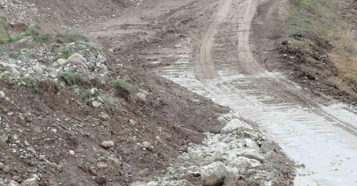 ankara beypazarinda heyelan bir yol kapatildi alternatif rota acildi jRhsMg9Z.jpg