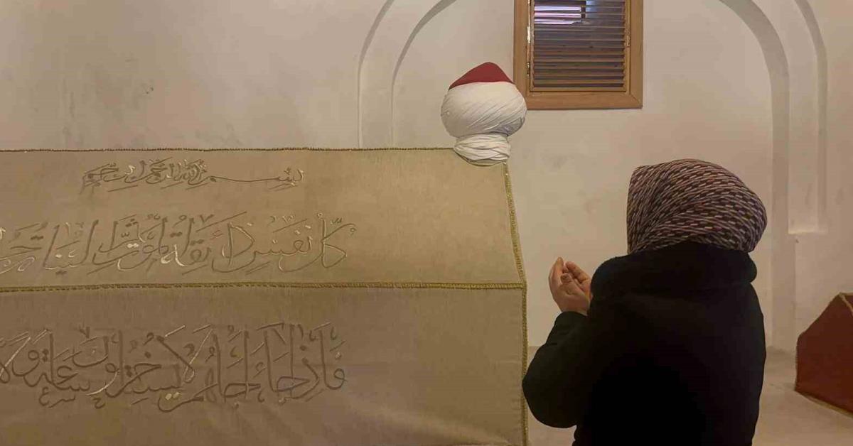 bati karadeniz fatihi kabri basinda aniliyor 1m1IGxw8.jpg