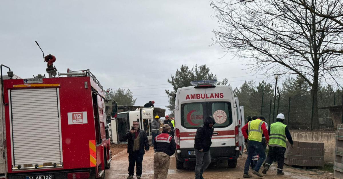 bilecikte hafriyat doken kamyon devrildi XCPdUUei.jpg
