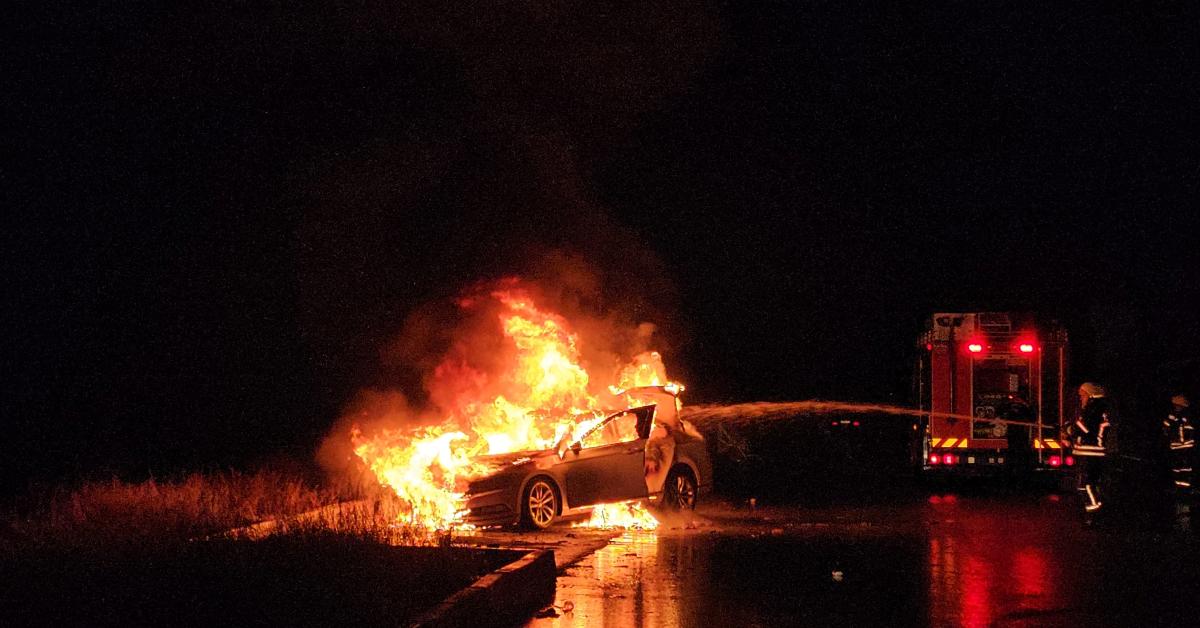 corumda park halindeki arac alev alev yandi tlBN1n2X.jpg