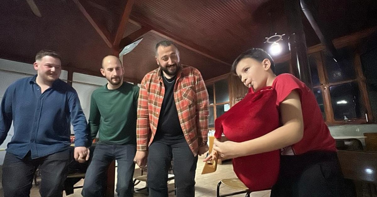 duzcede 8 yasindaki ahmetin tulum tutkusu konusuluyor lsSOepzA.jpg